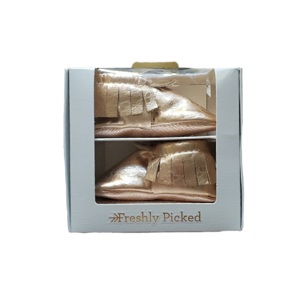 New Freshly Picked Size 5 Leather Petals Rose Gold Moccasins in Box